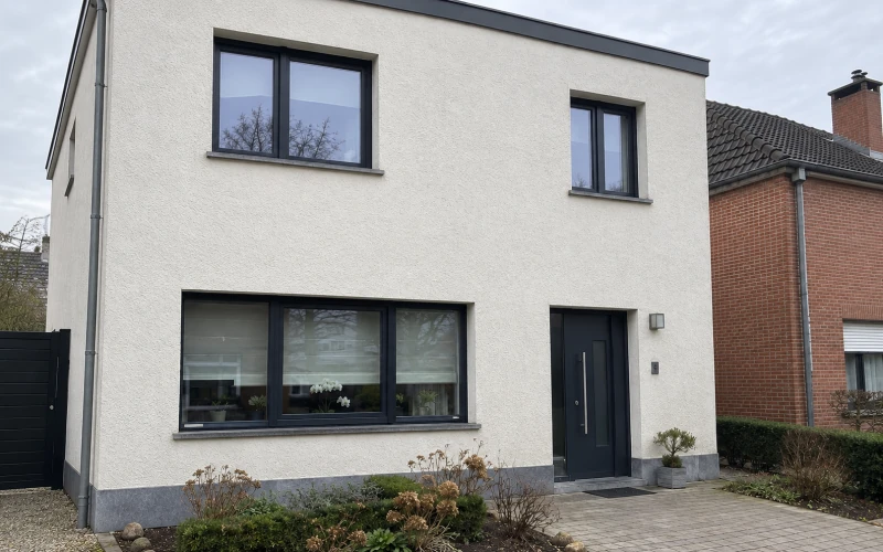 Dezelfde crepigevel na reiniging, vanuit een iets ander standpunt