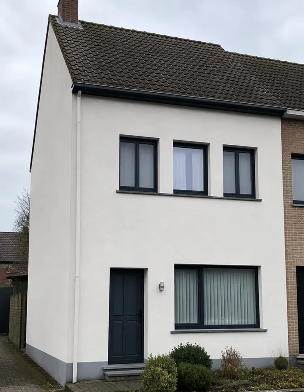 Dezelfde crepi gevel na het reinigen, egaal en verzorgd zonder groene aanslag