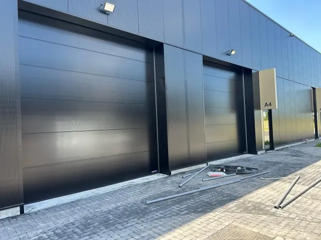 Gereinigde poorten van een carport en bijgebouw