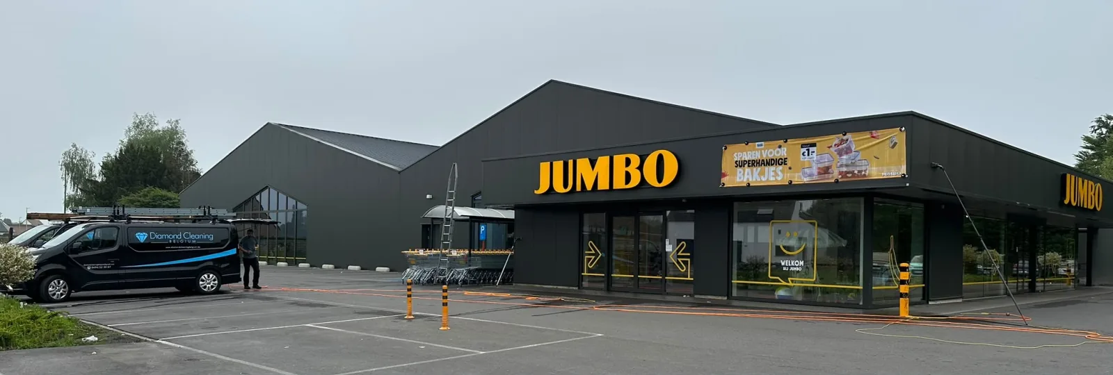 Bestelwagens van Diamond Cleaning Belgium voor een Jumbo-supermarkt