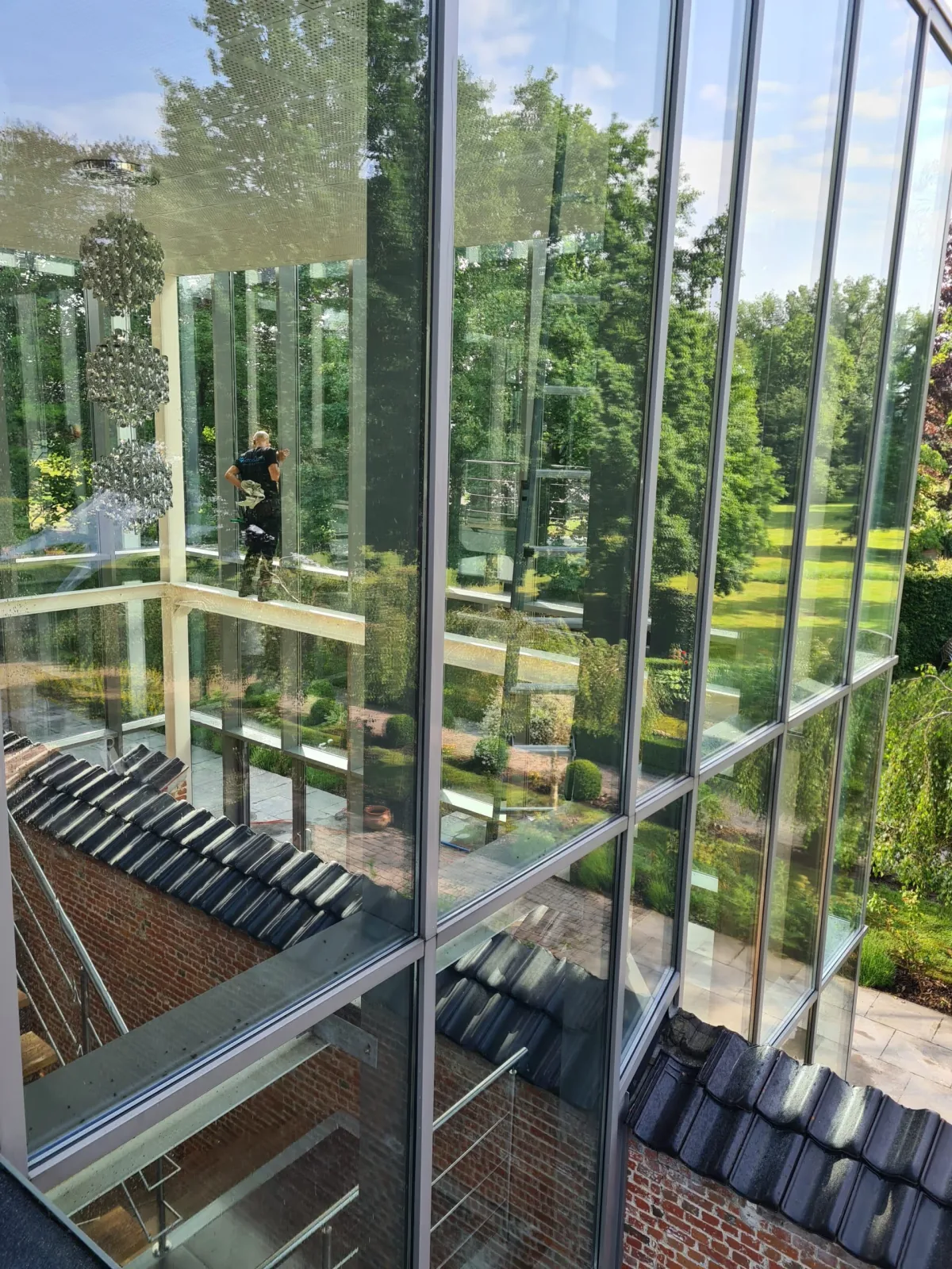 Grote glaspartijen van een bedrijfsgebouw in Brasschaat