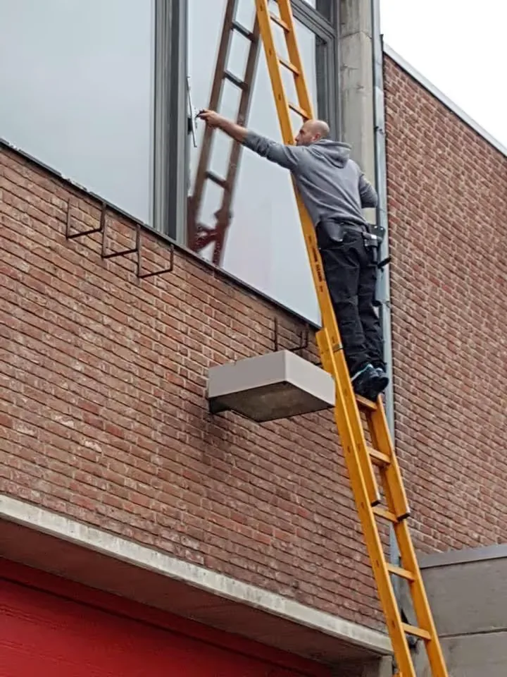 Hoge glaspartijen van een bedrijfsgebouw in Grobbendonk