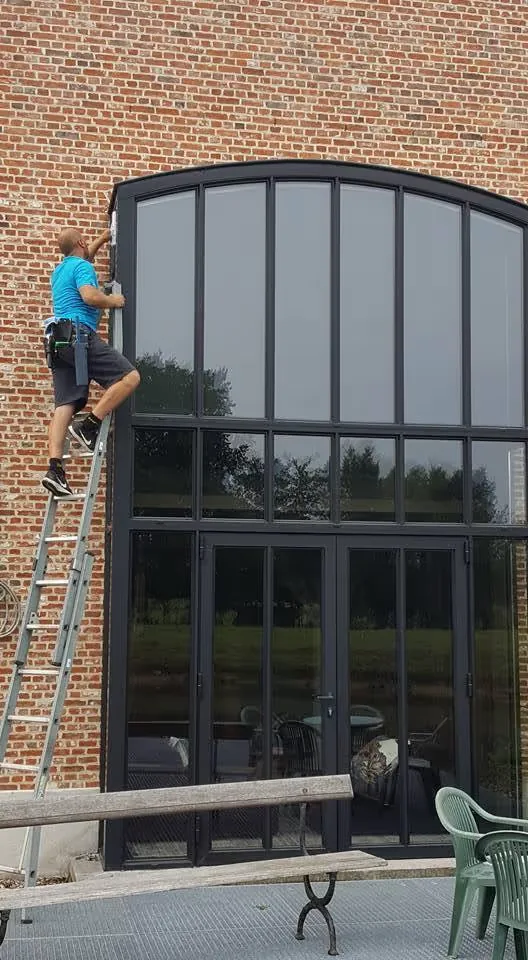 Hoge glaspartijen van een bedrijfsgebouw in Schoten