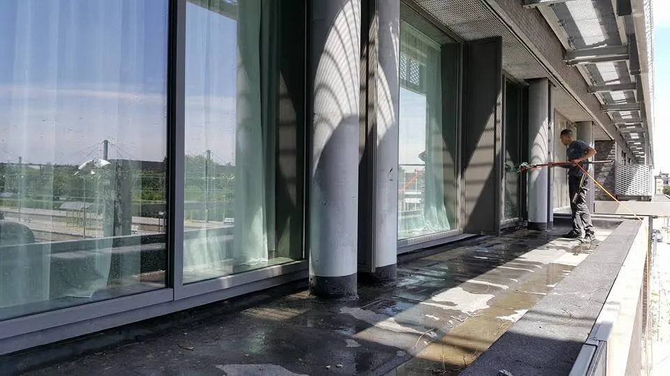 Grote glaspartijen van een kantoor in Zandhoven