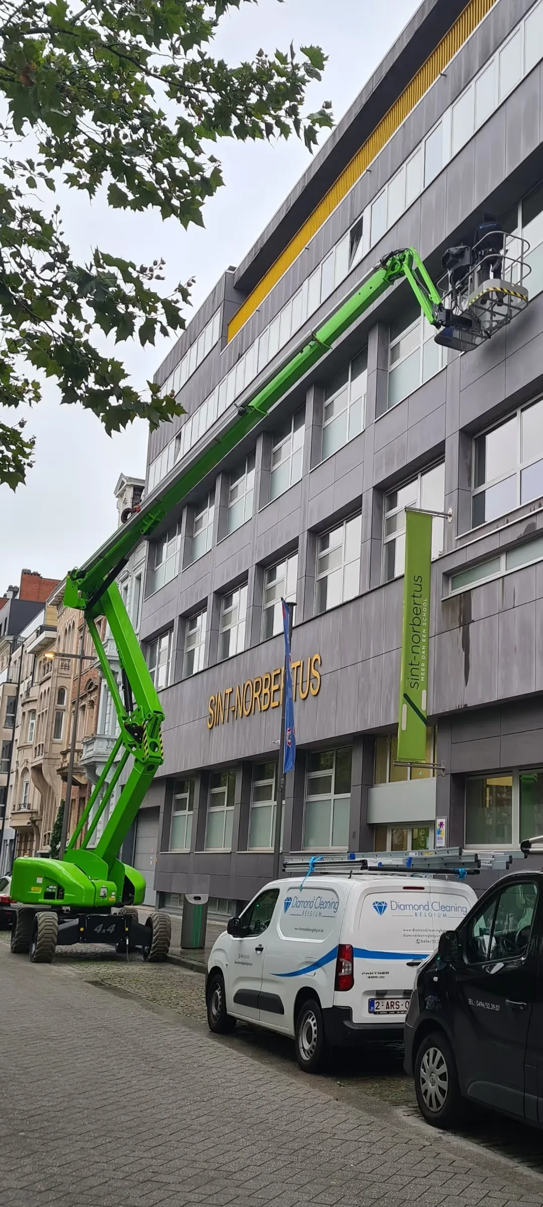 Ramen van een schoolgebouw bij Deurne, gereinigd met een hoogwerker