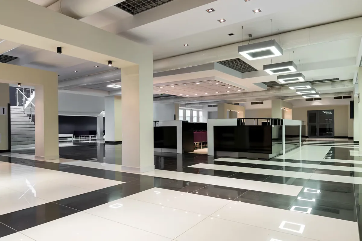 Gereinigde glasgevel van een showroom in Merksem