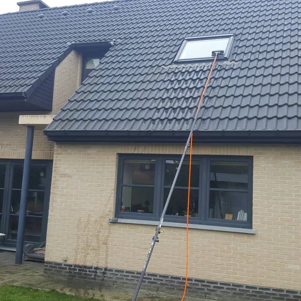 Gereinigde ramen van een woning in Schoten