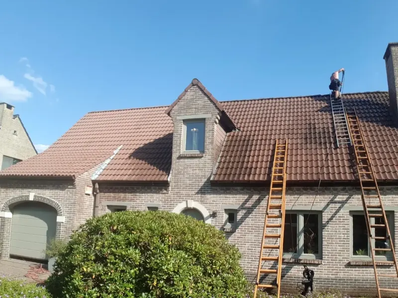 Woning met gereinigde ramen en gevel door Diamond Cleaning Belgium