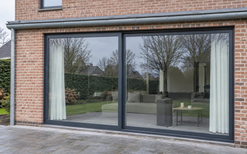 Dezelfde glaspartij na raamreiniging, zonder aanslag of regenstrepen