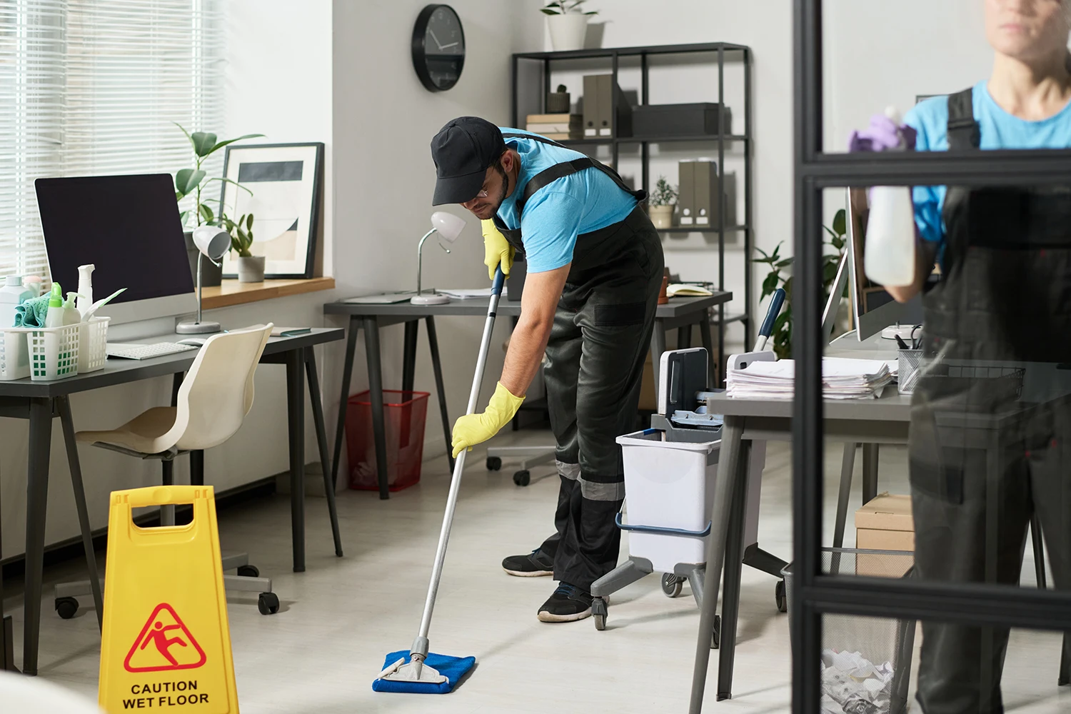 Team van Diamond Cleaning Belgium voert bedrijfsschoonmaak uit in Antwerpen