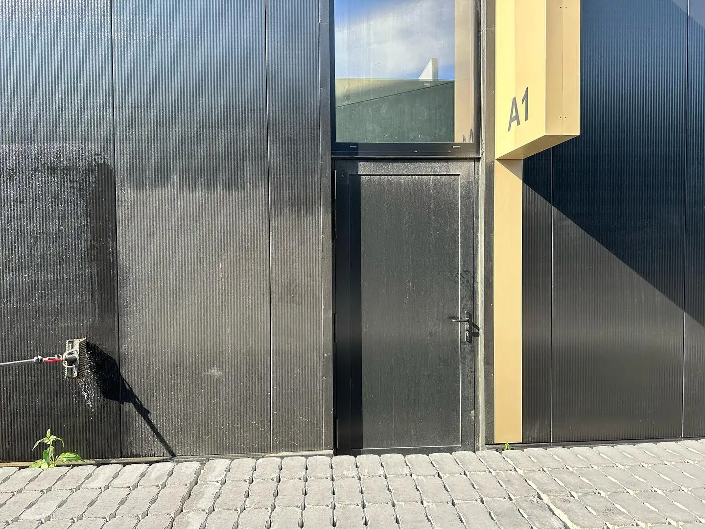 Grondige gevel- en poortenreiniging uitgevoerd bij een bedrijf