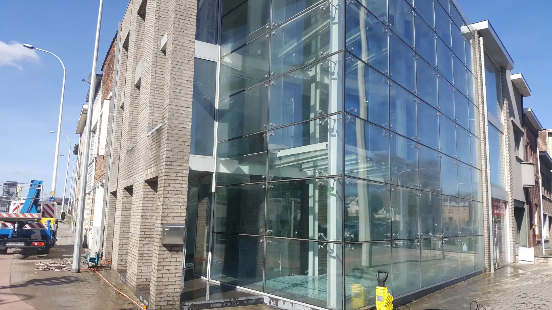 Kantoorfaçade met grote raampartijen na de reiniging