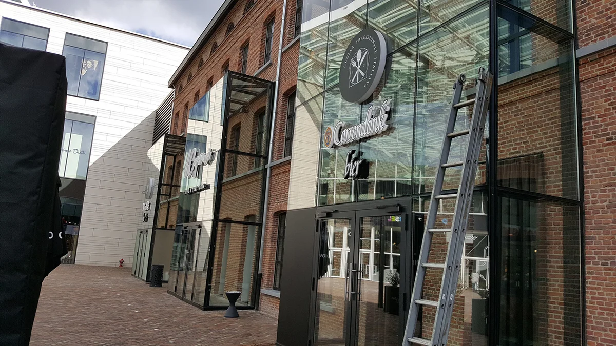 Raampartij van een horecazaak na de reiniging