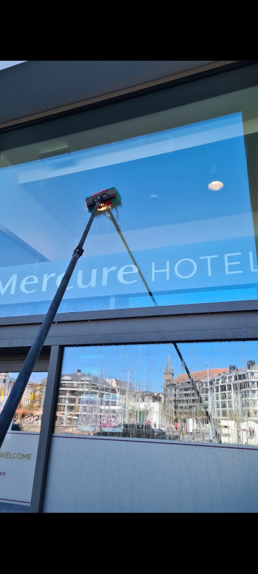 Hotelgevel in Antwerpen met gereinigde ramen