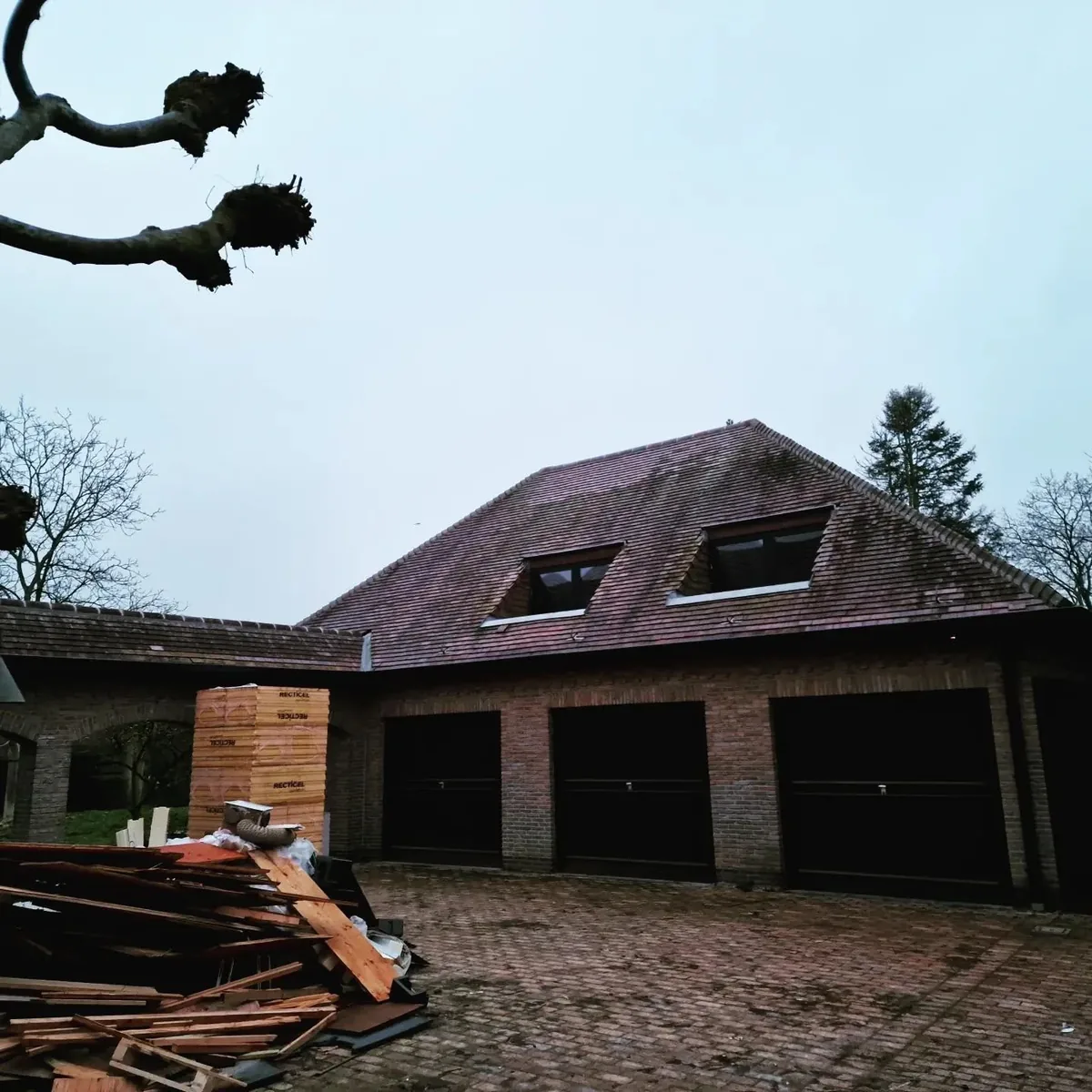 Bemost dak boven de garages van een woning