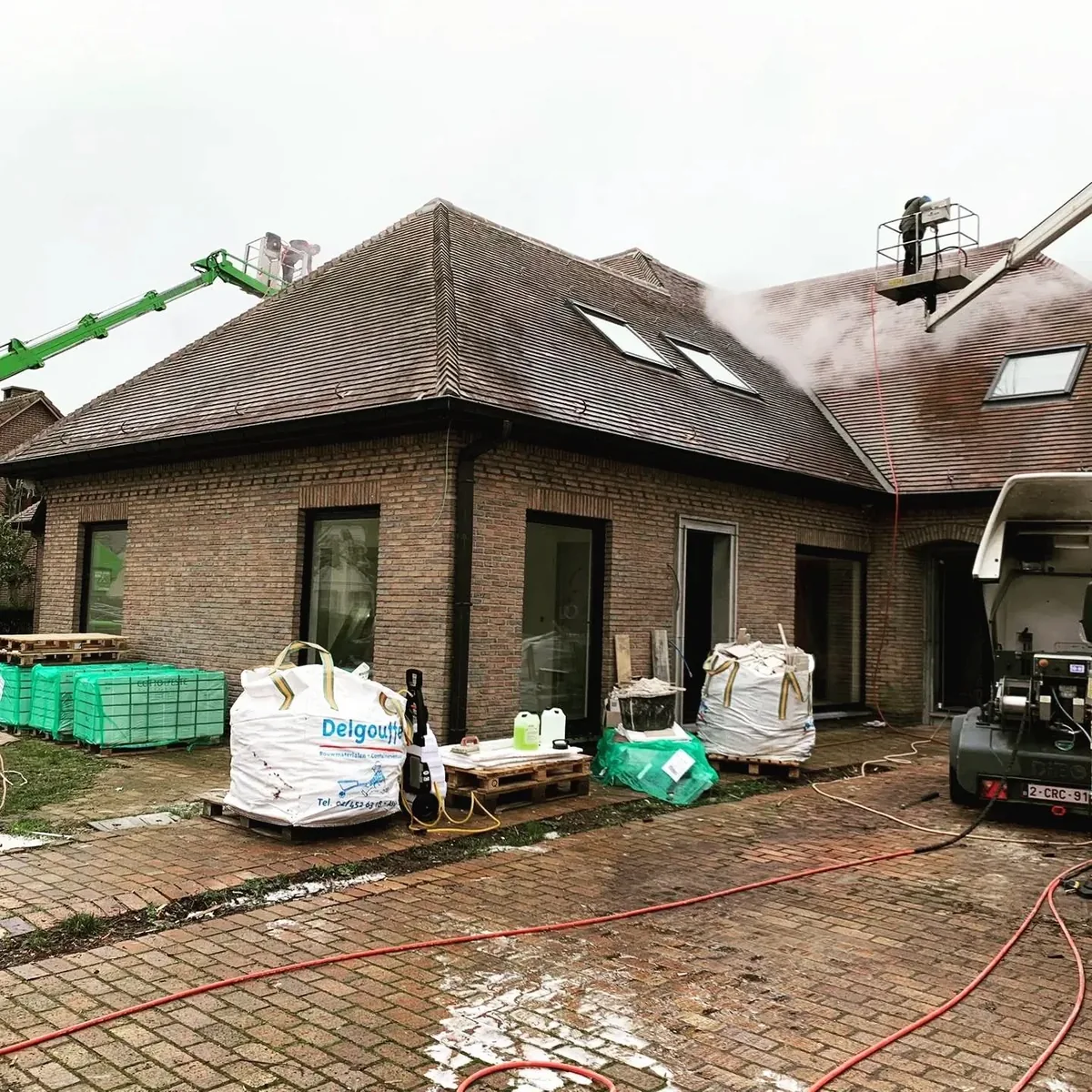 Dak ontmossen vanuit een groene hoogwerker