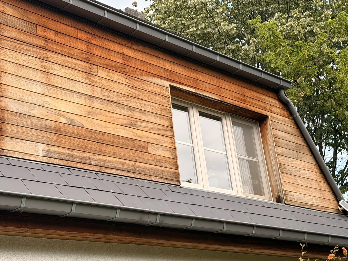 Houten gevelbekleding na de reiniging