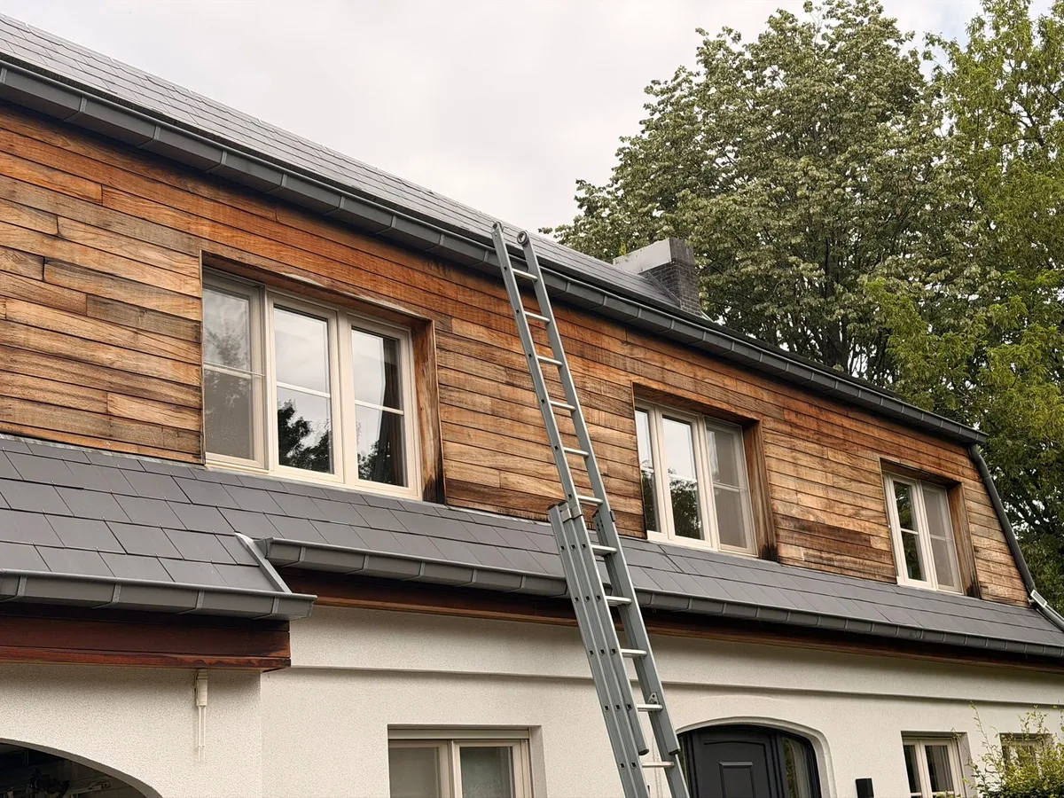 Houten gevel met de ladder ertegen