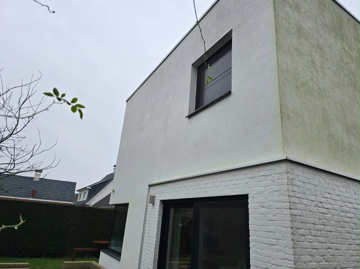 Witte gevel van een woning