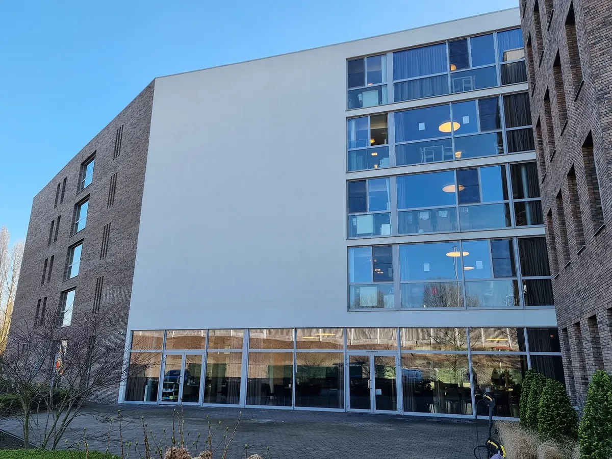 Appartementsgebouw met grote raampartijen