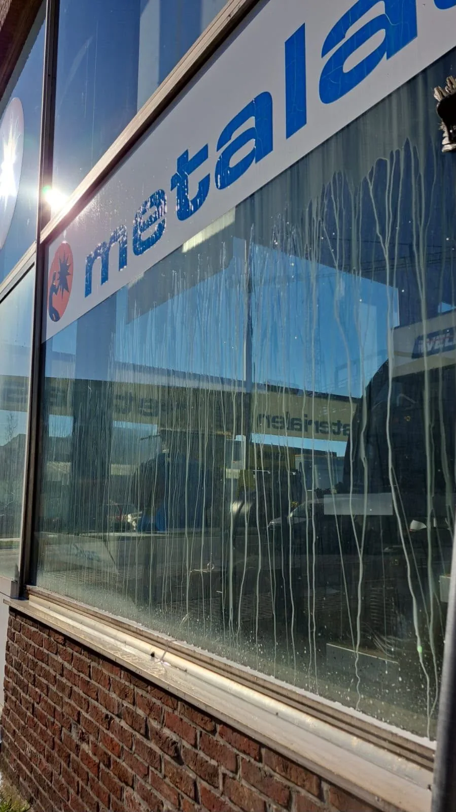 Etalageraam van een winkel, gewassen met de telescoopborstel