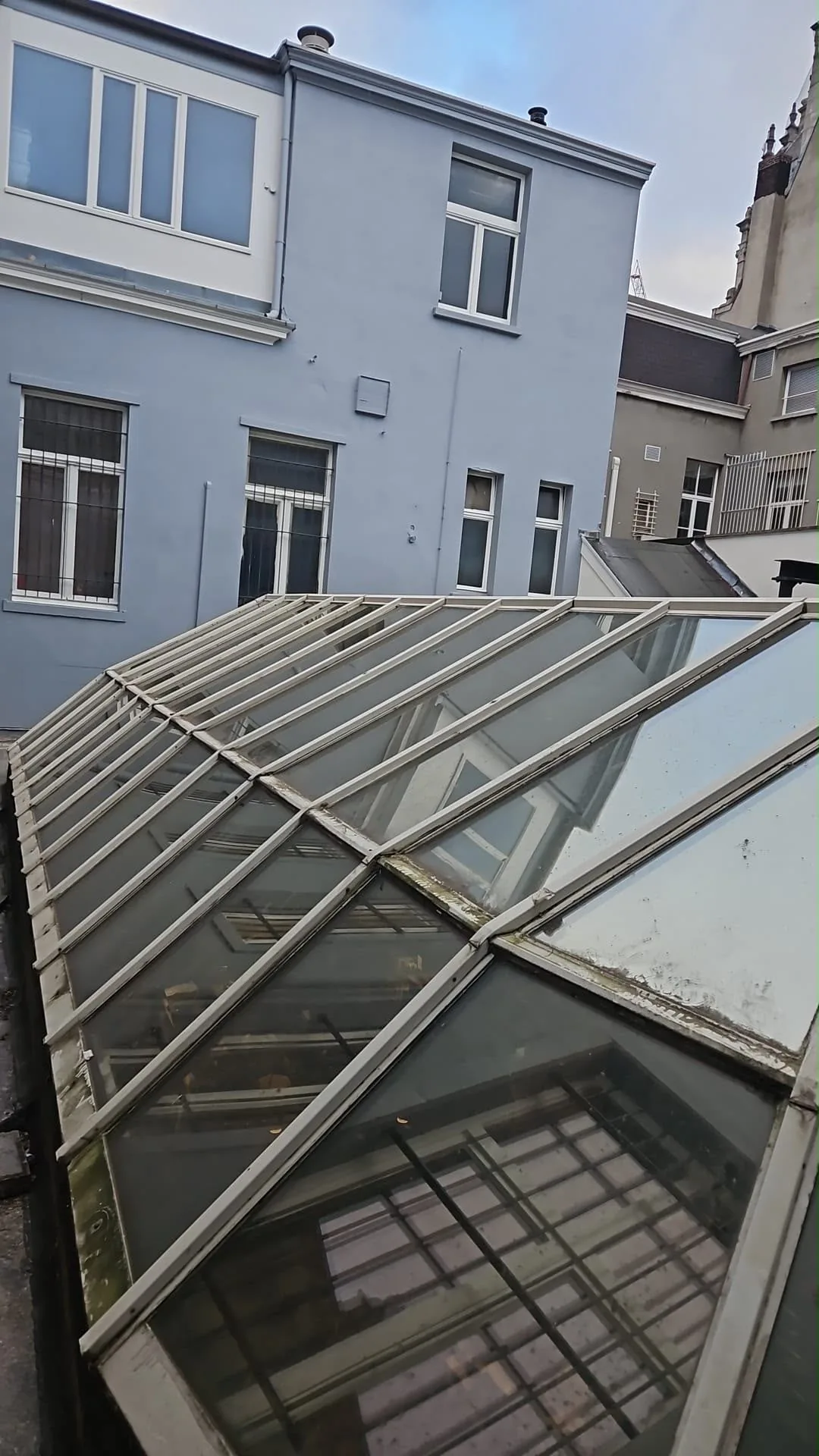 Glazen overkapping tussen twee gebouwen