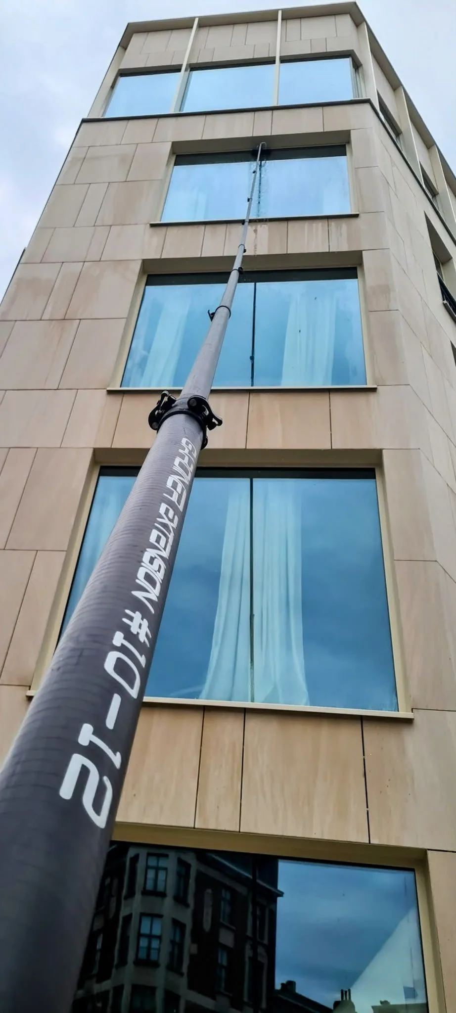 Telescoopsteel tot aan de bovenste ramen van een hoog gebouw