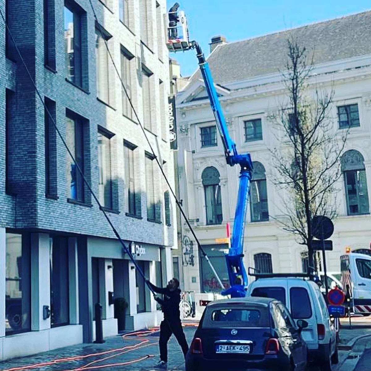 Ramenwas in de stad, met hoogwerker en telescoopsteel