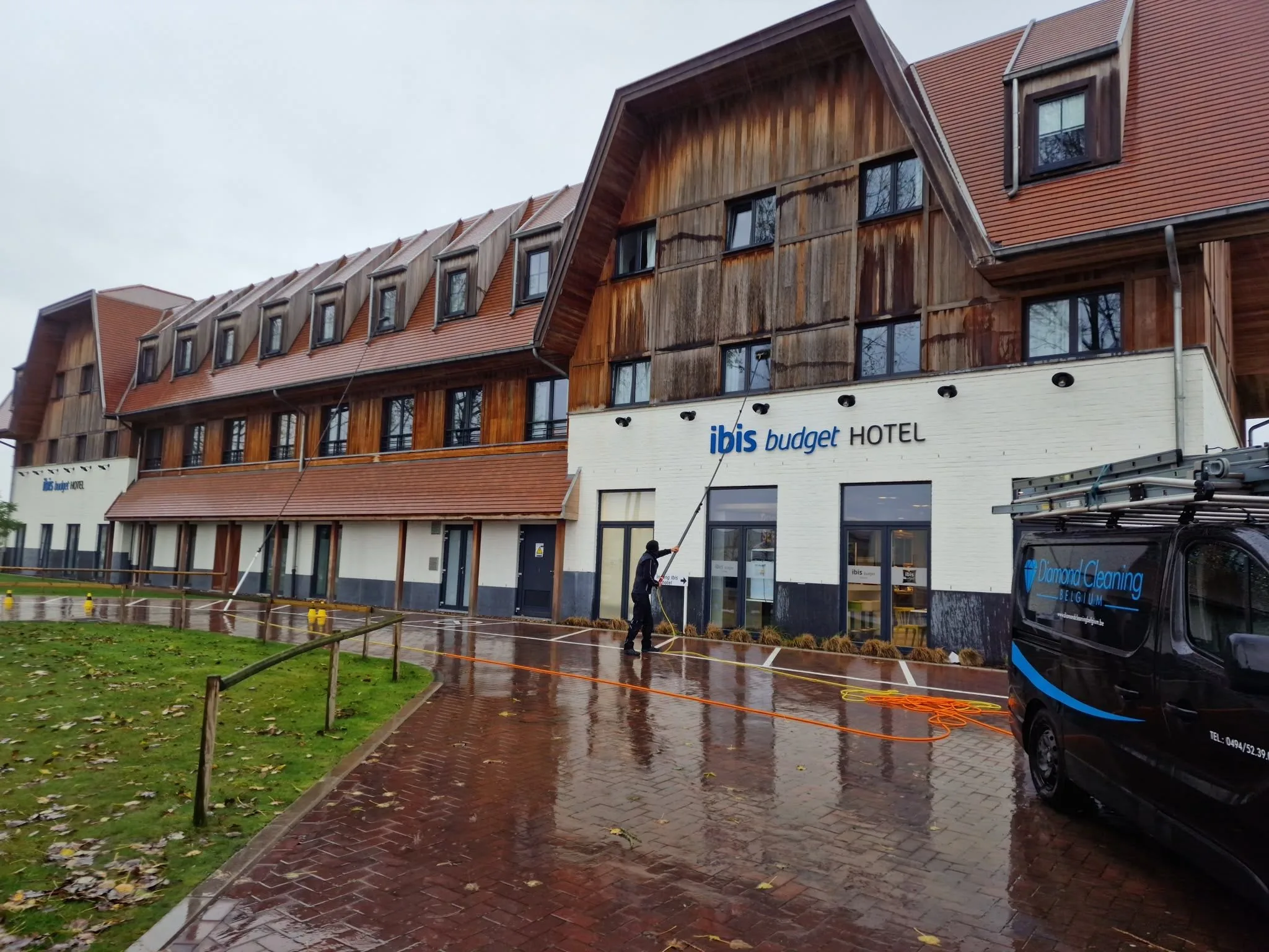 Ramen van een hotel worden gereinigd met de telescoopsteel