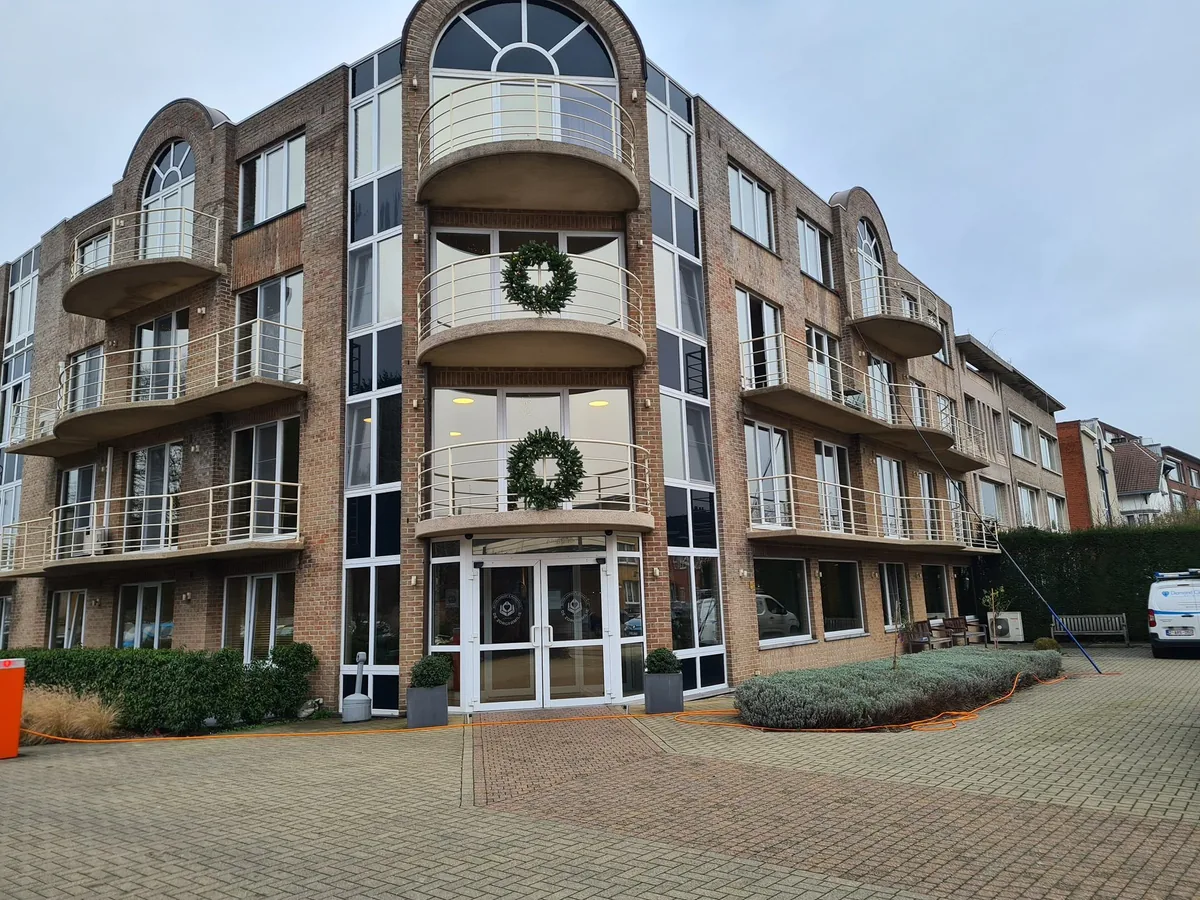 Appartementsresidentie met balkons en veel glas