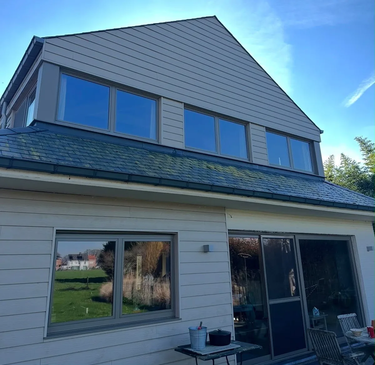 Grote raampartijen van een woning na de ramenwas