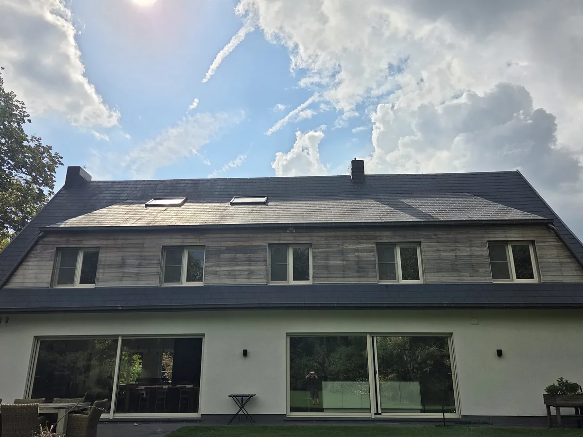 Woning met grote schuiframen aan de tuinkant