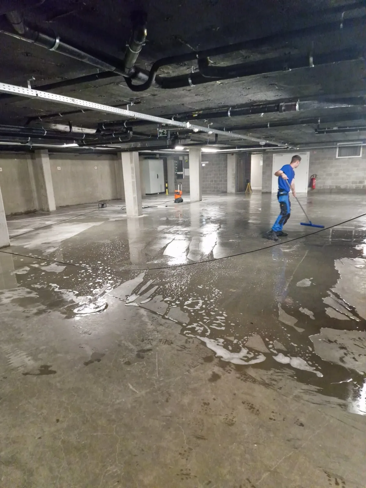 Vloerreiniging in een ondergrondse parkeergarage