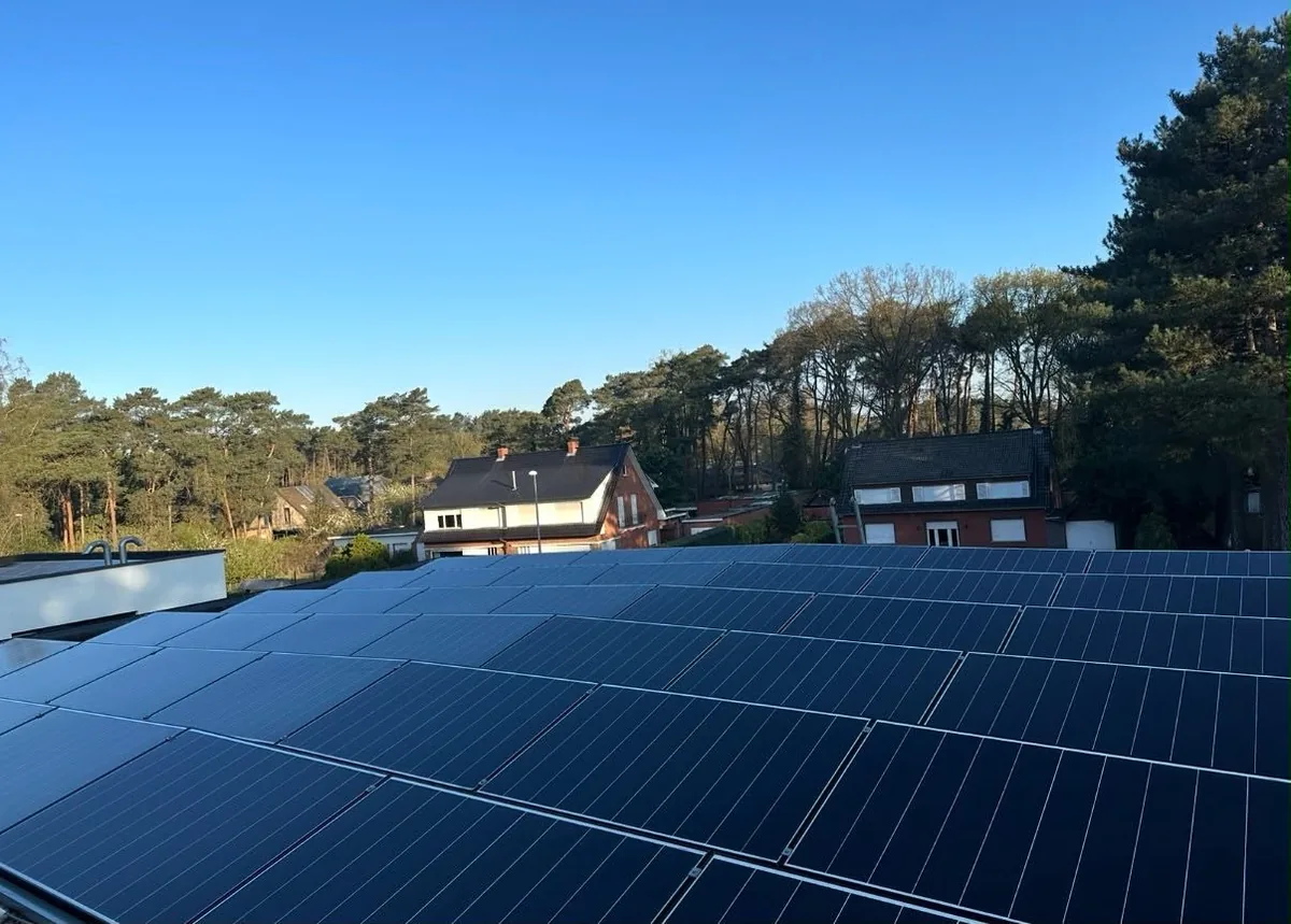 Gereinigde zonnepanelen op een groot plat dak