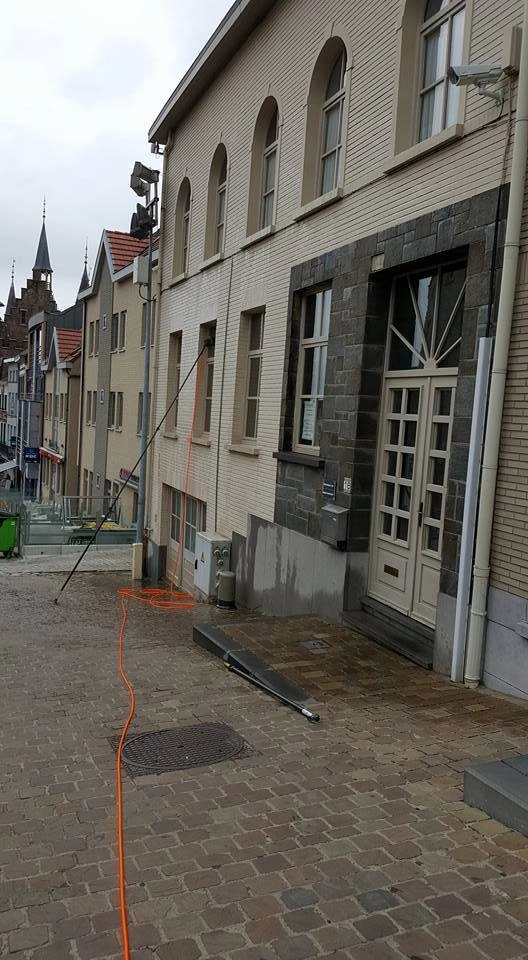 Ramenwasser van Diamond Cleaning Belgium aan het werk bij een woning