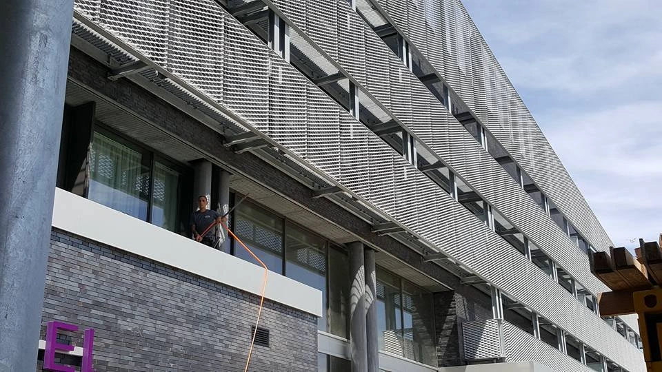 Ramen van een appartementsgebouw na de reiniging