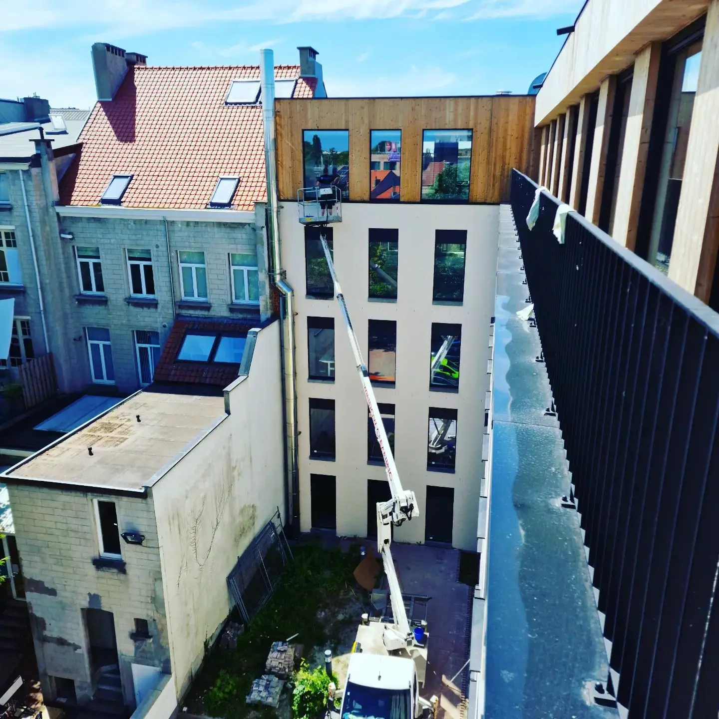 Ramen op hoogte gereinigd vanaf een hoogwerker