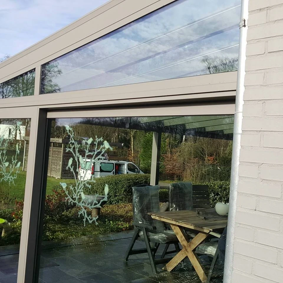 Glazen veranda van een woning na reiniging