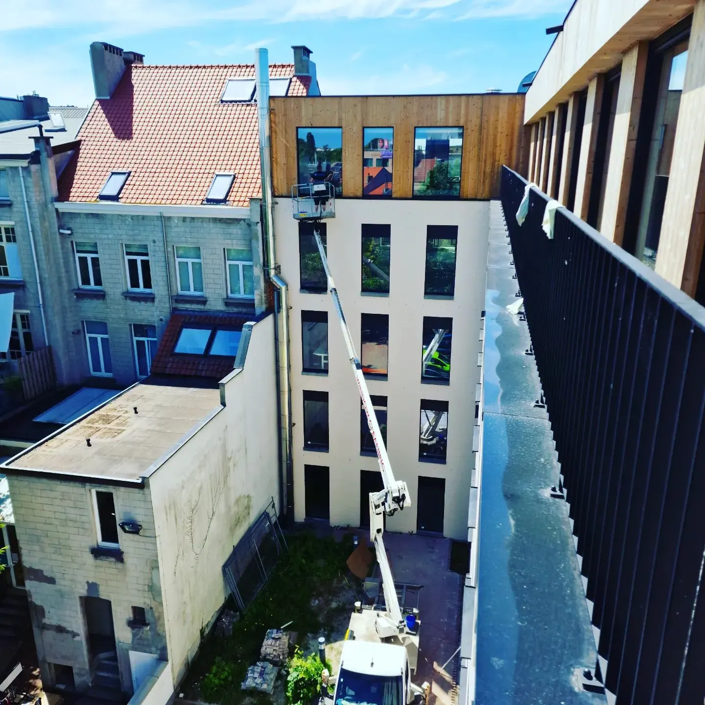 Modern kantoorgebouw met gereinigde raampartijen