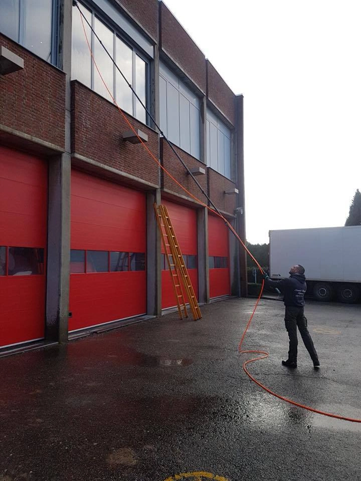 Industriële hal met rode poorten