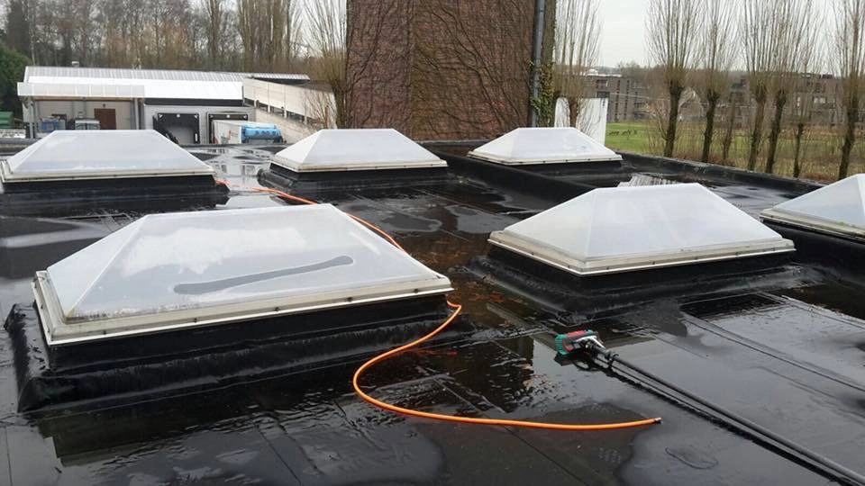 Lichtstraten op een plat dak gereinigd