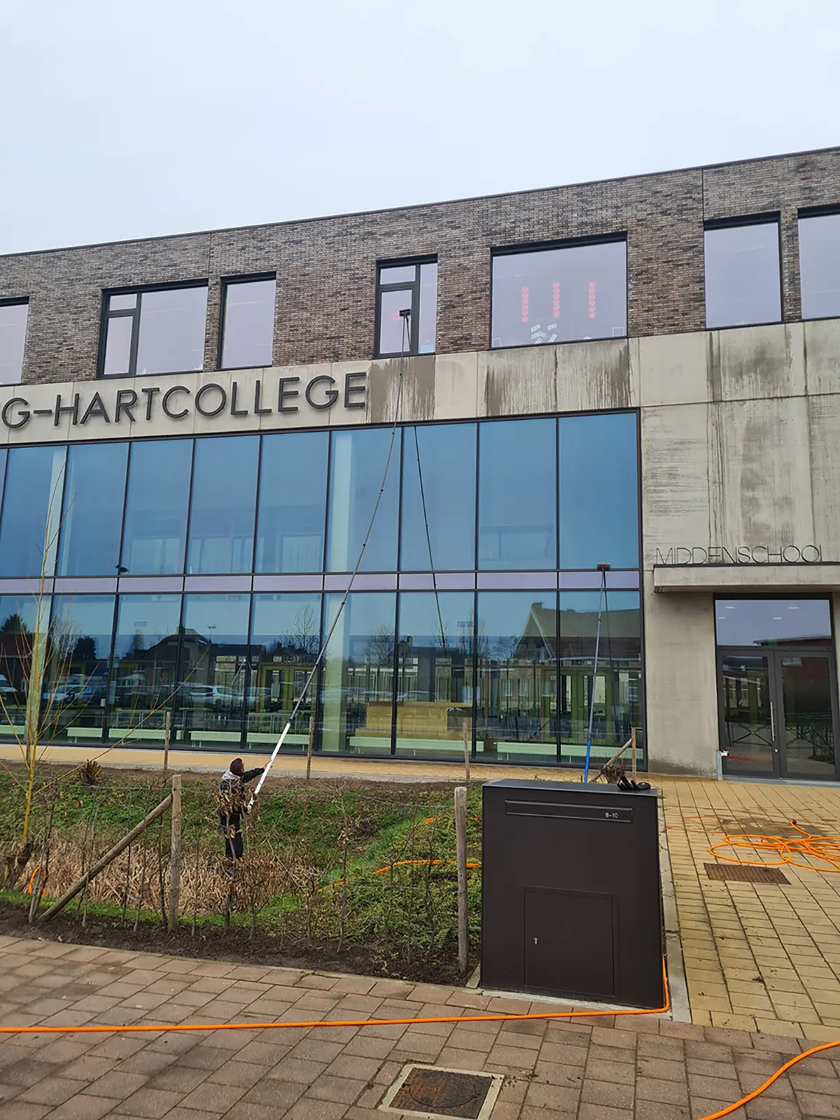 Schoolgebouw met grote raampartijen, gewassen door Diamond Cleaning