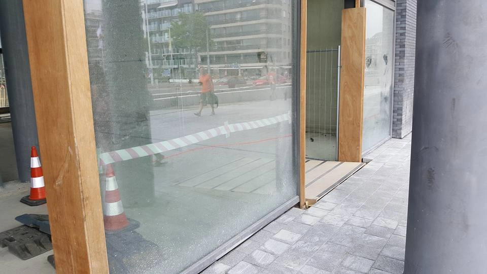 Ramen met bouwstof en cementsluier voor de eerste opkuis