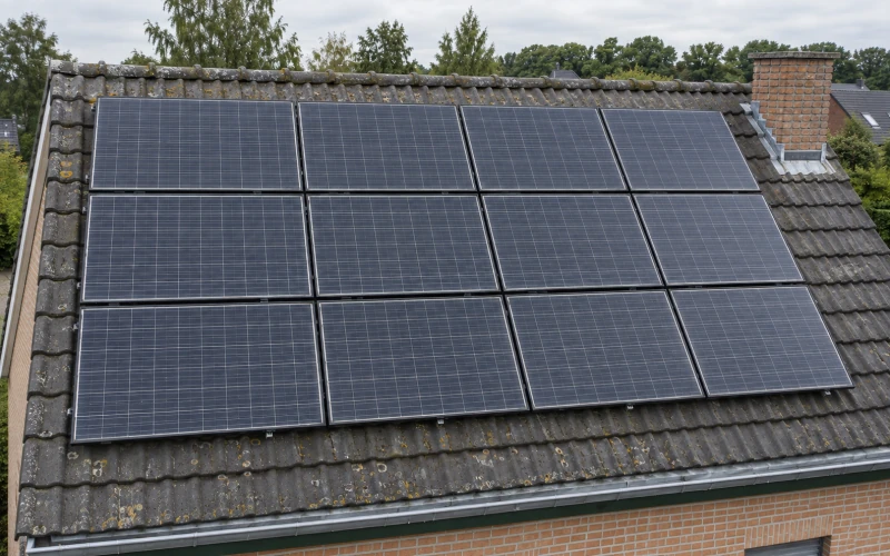 Dezelfde zonnepanelen na reiniging, vanuit een ander camerastandpunt
